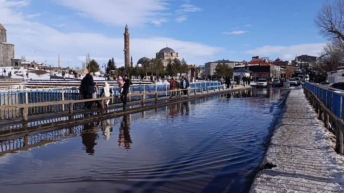 Kars’ta şaşırtan hava! Güneşi gören kendisini dışarı attı
