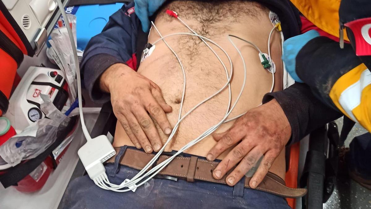 Hatay’da uçurumdan yuvarlanan kepçeden atlayan operatör yaralı kurtarıldı