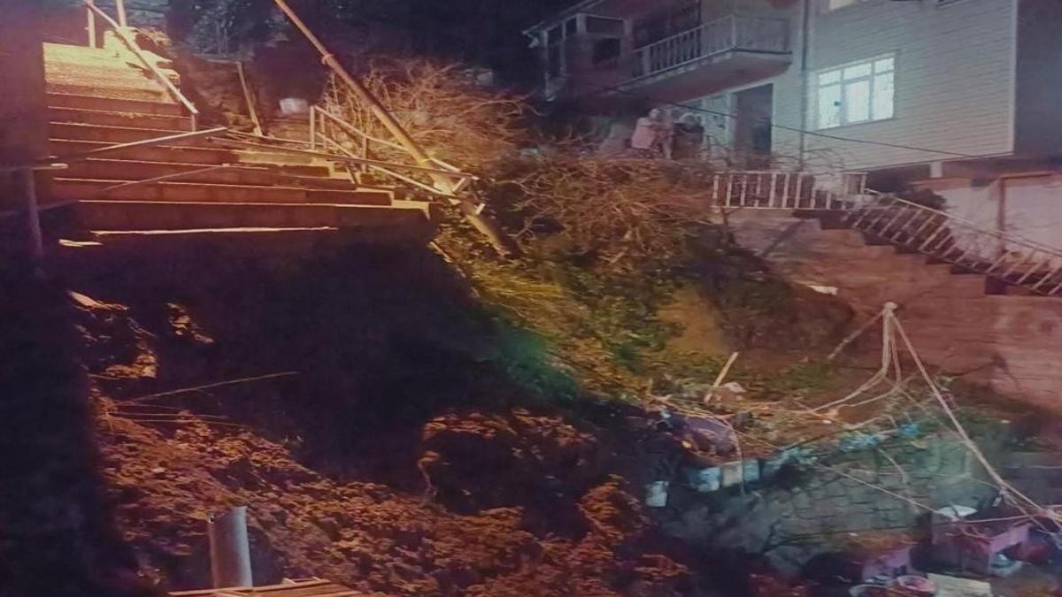 İstanbul'da bir binanın yanında çöktü: Merdivenler bir anda yere yığıldı