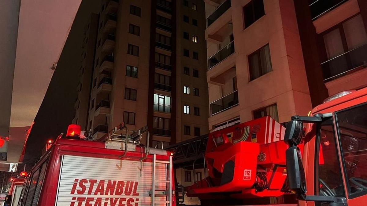 İstanbul'da site otoparkı alev aldı: 5 araca birden sıçradı!