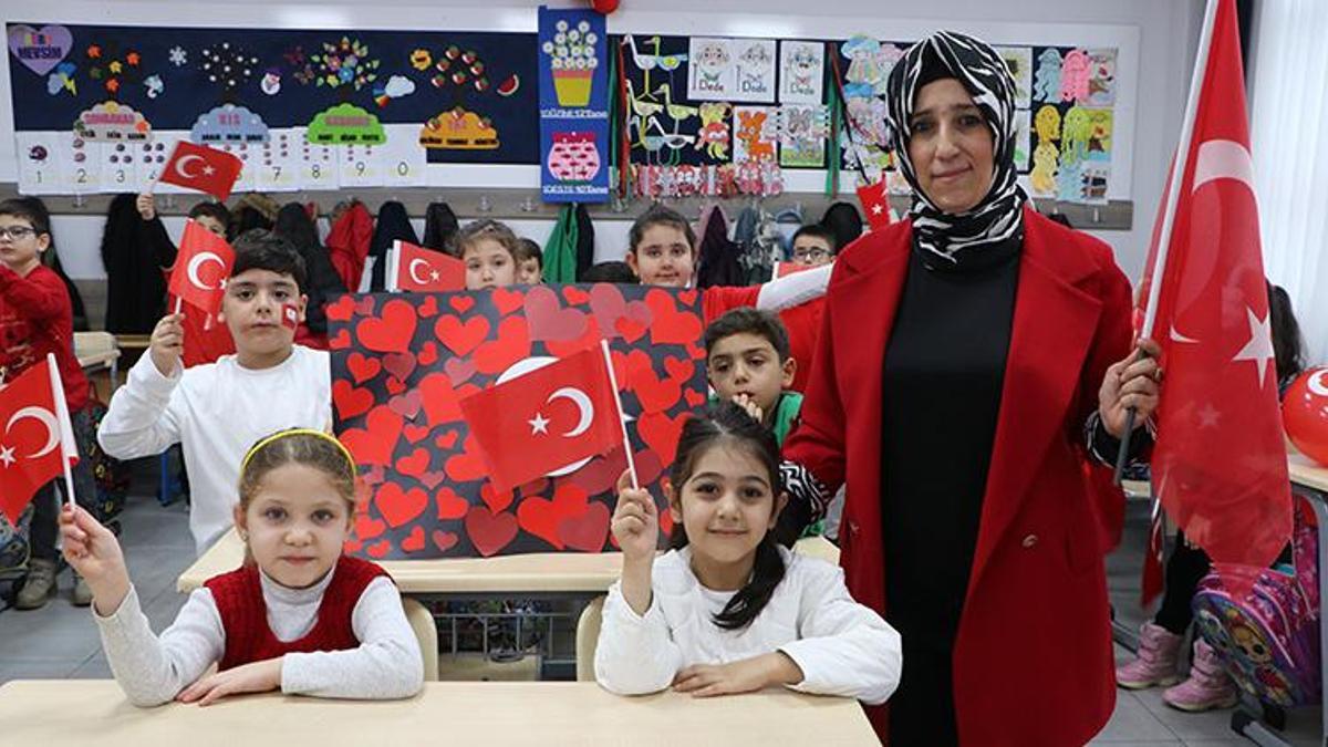 Türkiye'de ilk ders bayrak! Okullar Türk bayrağıyla kırmızıya boyandı; Öğrencilerin kalbine 'Bayrak Sevgisi' işlendi