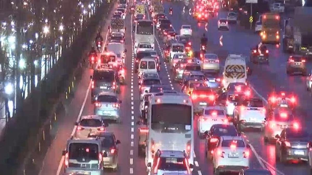İstanbul'da ara tatil sona erdi! Haftanın ilk günü trafik kilitlendi
