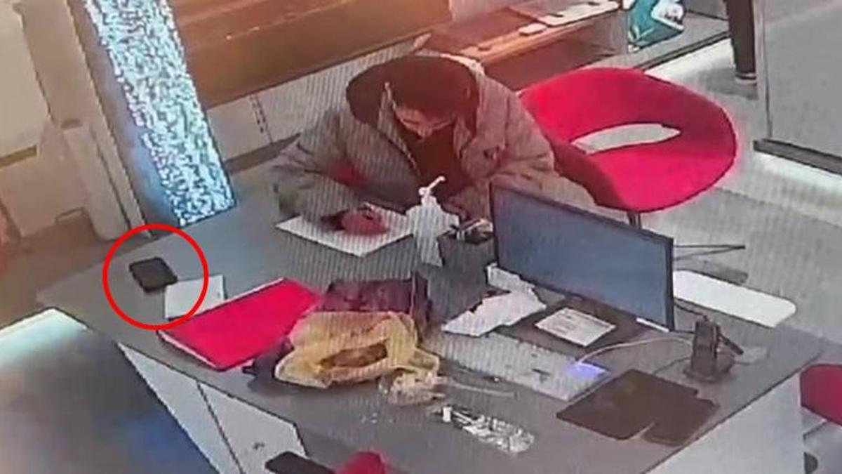 İş görüşmesinde telefon hırsızlığı! O anlar kamerada; Kağıtla üstünü örtüp cebine attı