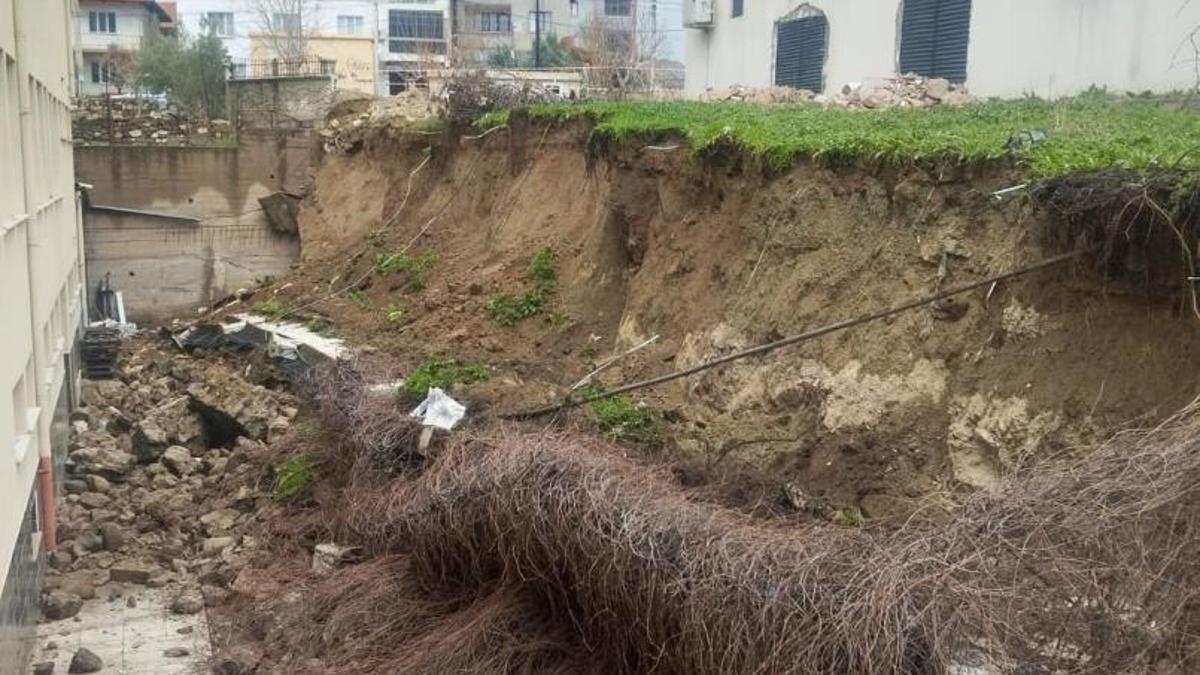 Manisa'da bir okul yağışa teslim oldu!