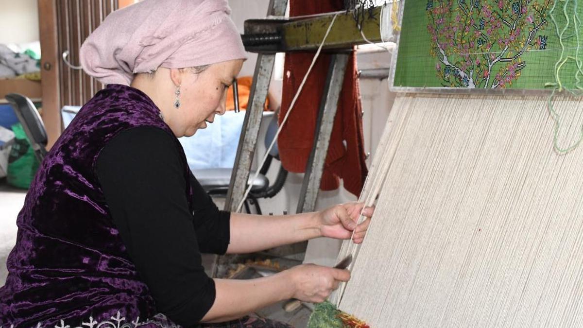 Yozgat'ta Kırgız kadınlarının el emeği dünya pazarında! Hereke kalitesinde halı üretiyorlar