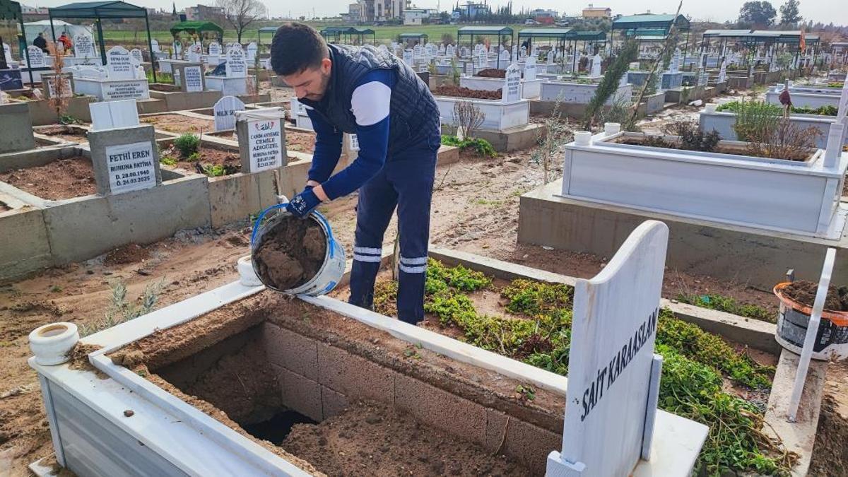 Adana'da mezarlar selde çöktü, aileler isyan etti