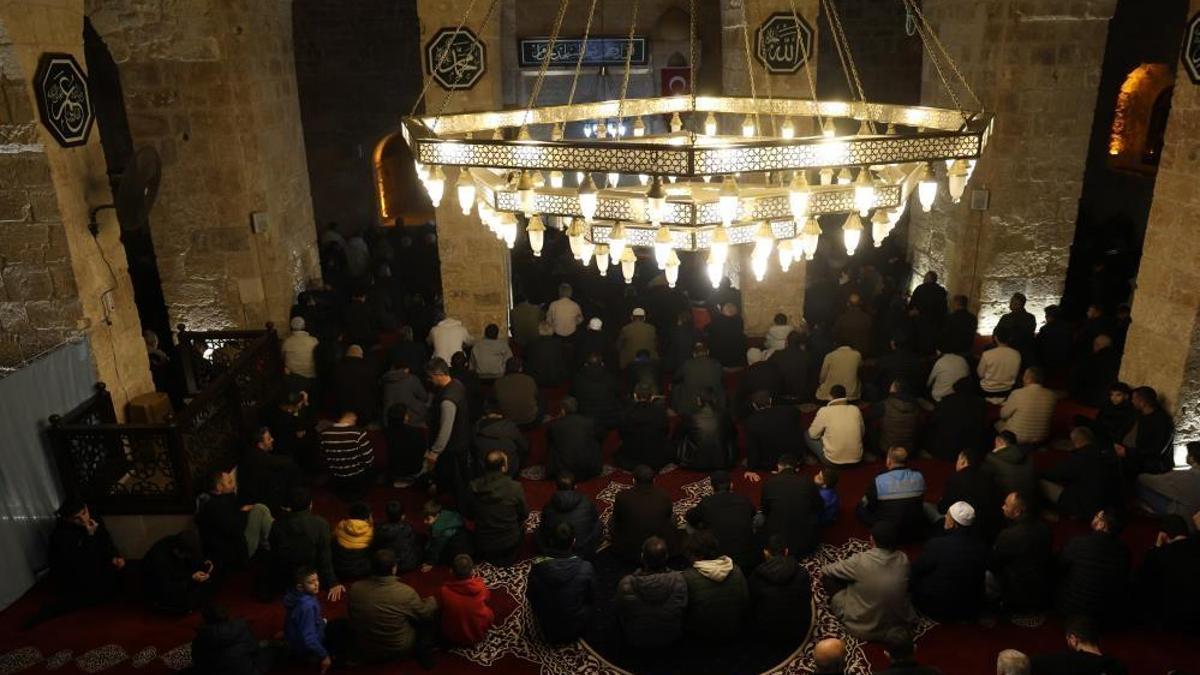 Adana'da 6 asırlık tarihi camide Berat Kandili'nde eller semaya açıldı