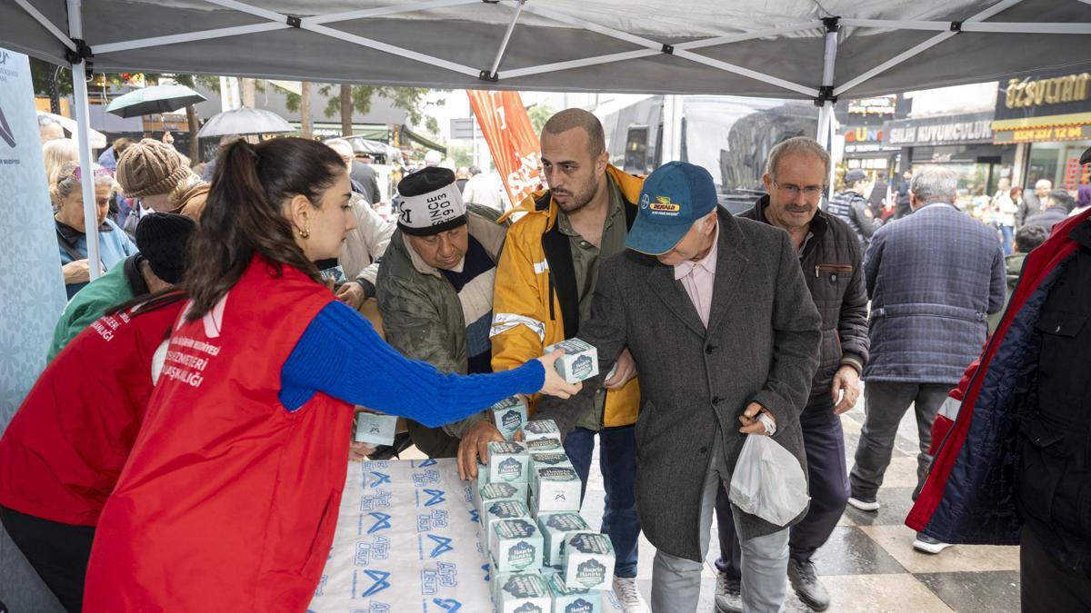 Berat Kandili’nde 15 bin kandil simidi dağıtıldı