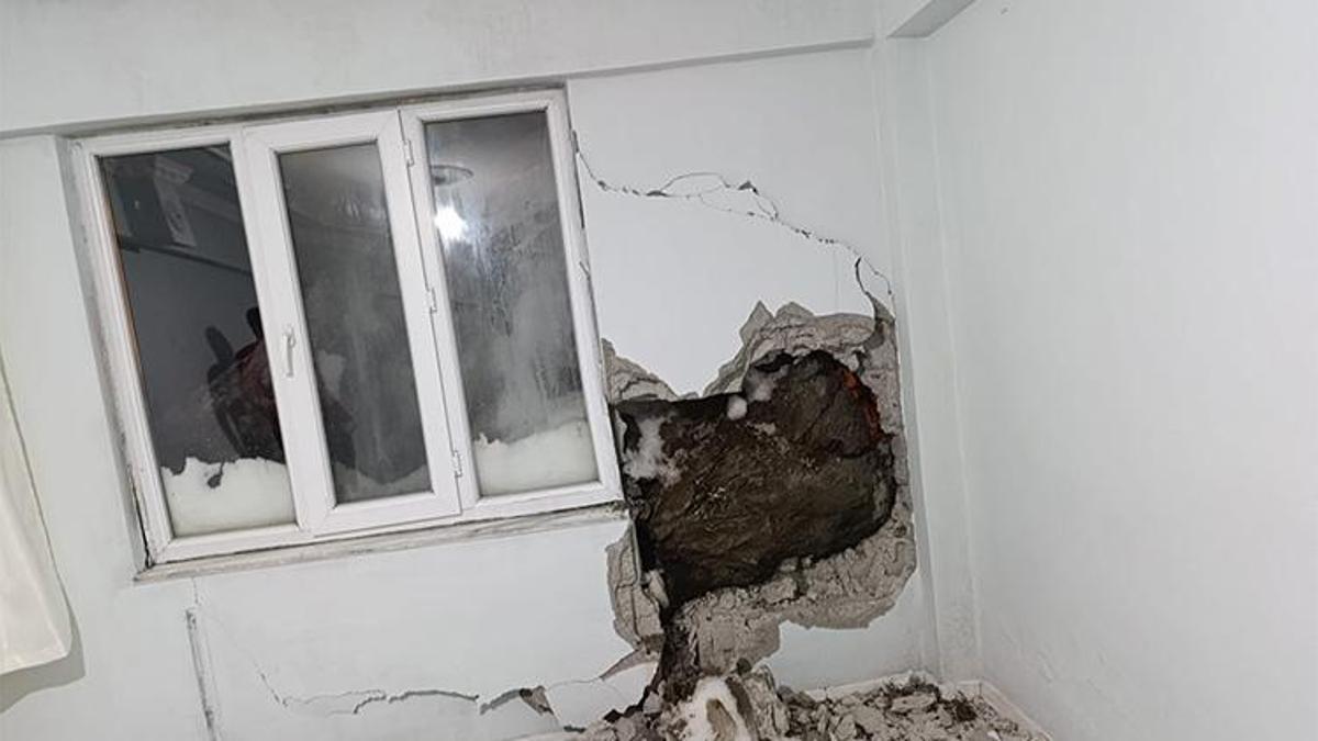 Hakkari'de büyük panik! Dağdan kopan kaya parçası evin duvarını delip, yatak odasına girdi