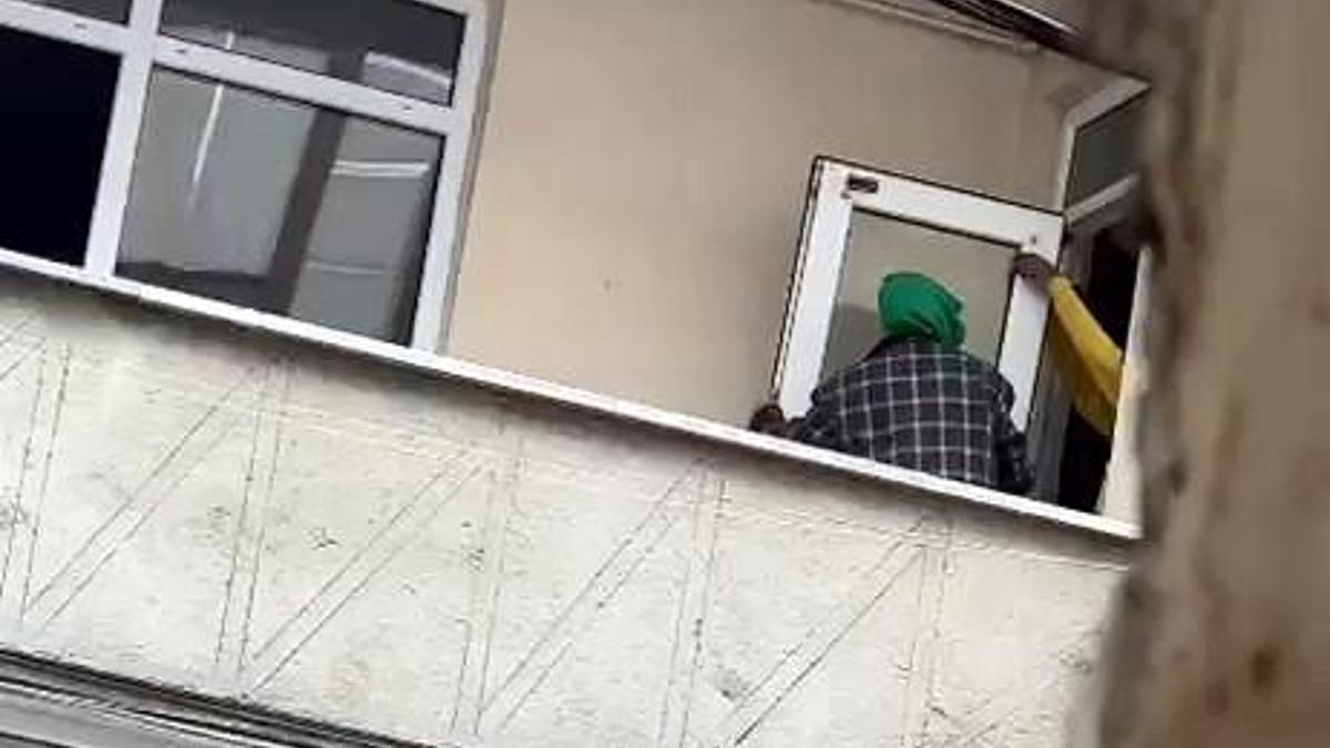 İstanbul- Esenyurt'ta binaya giren 2 kişi kapı ve pencereleri çaldı