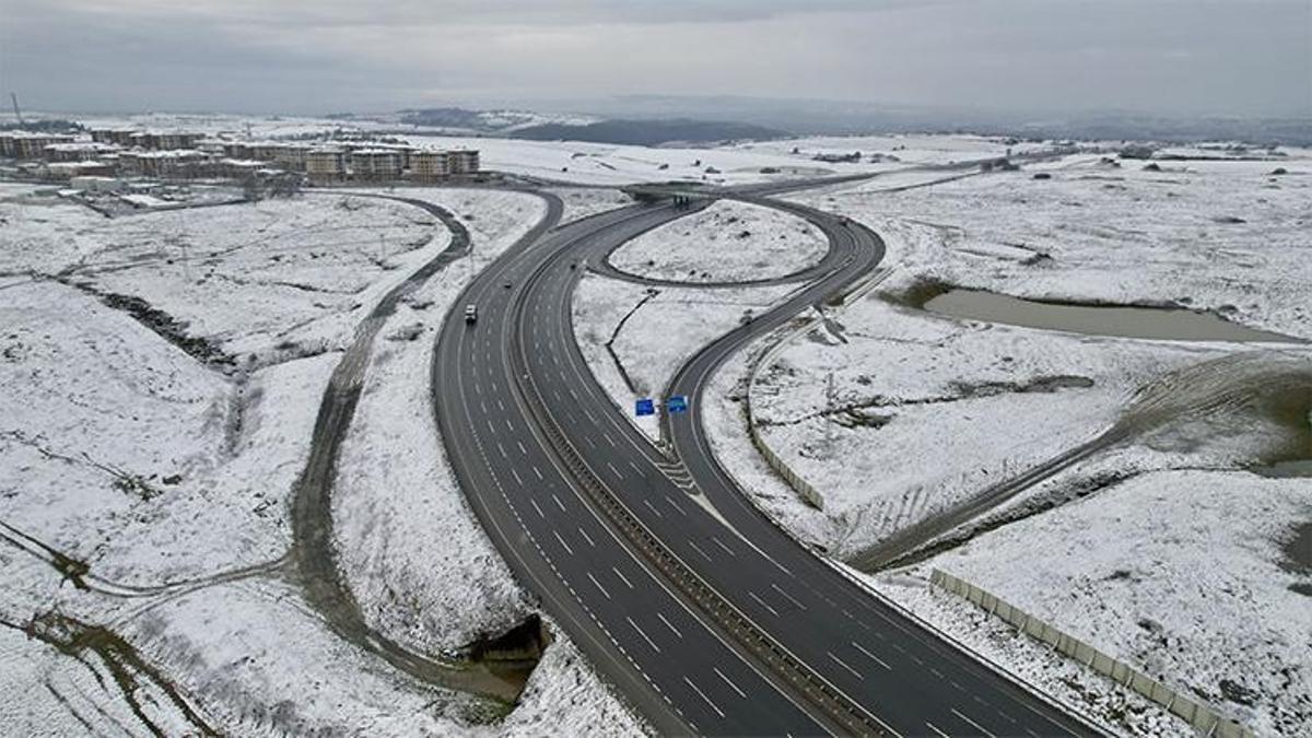 İstanbul'a kış geri döndü! Birçok ilçe beyaza büründü, yeni görüntüler geldi