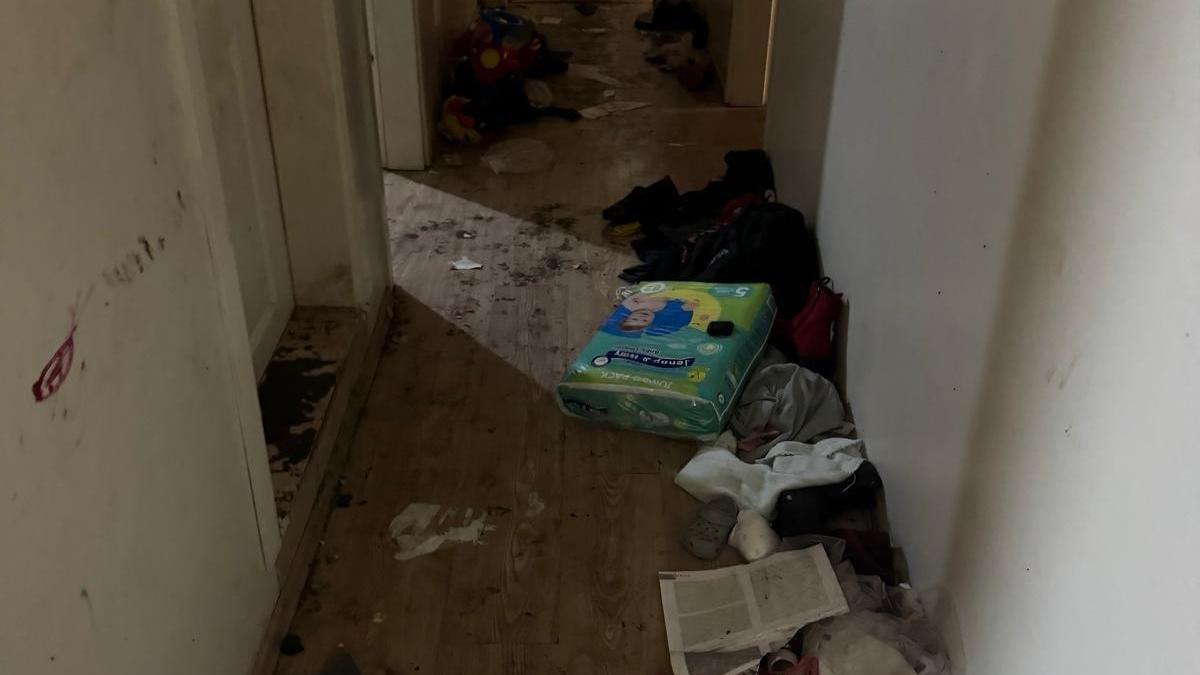 8 aydır kirasını ödemedikleri daireyi 'çöp eve' çevirdiler