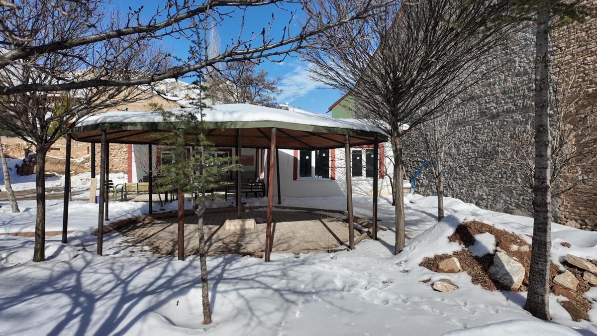 Büyükşehir Belediyesi'nden Akkışla'da taziye evi ve halı saha tadilatı