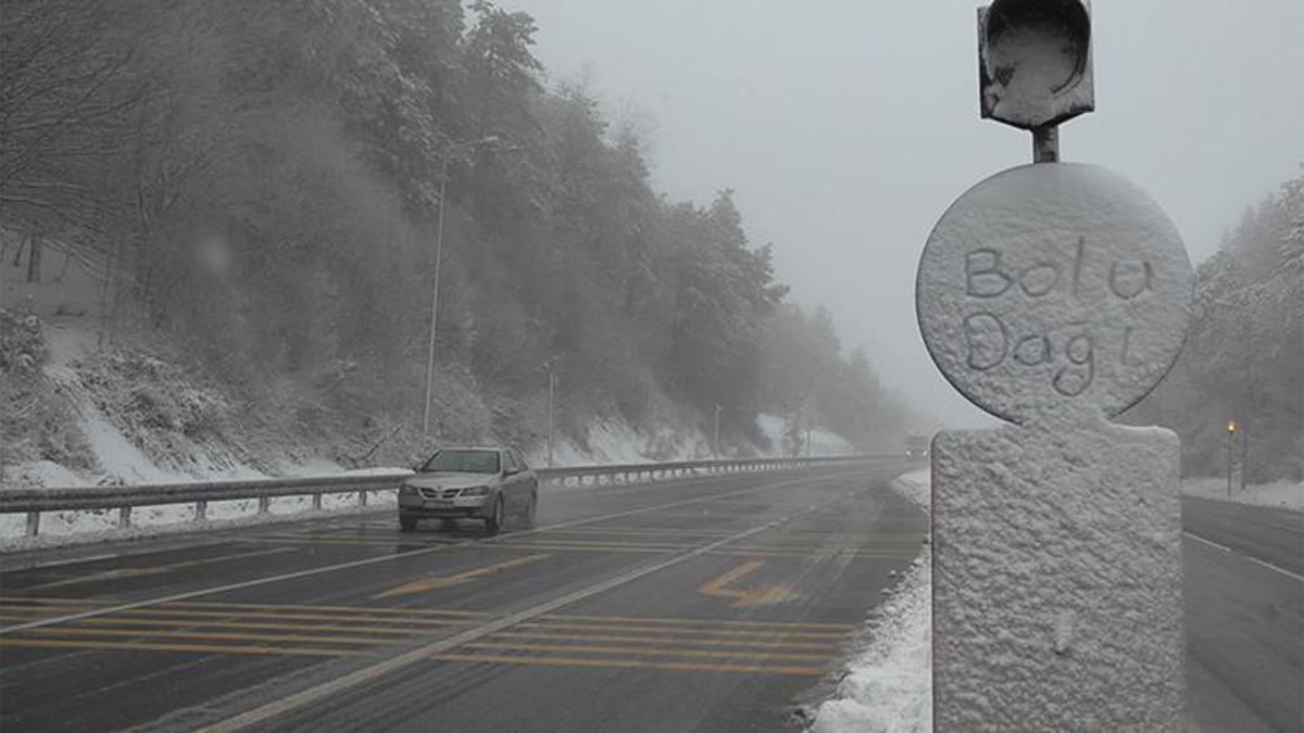 Bolu Dağı'nda kar ve sis! Görüş mesafesi 30 metreye kadar düştü