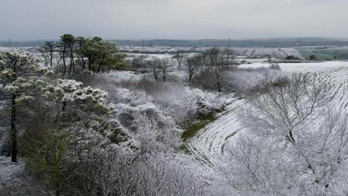 İstanbul'da gece yarısı başladı, yüksek kesimler beyaza büründü