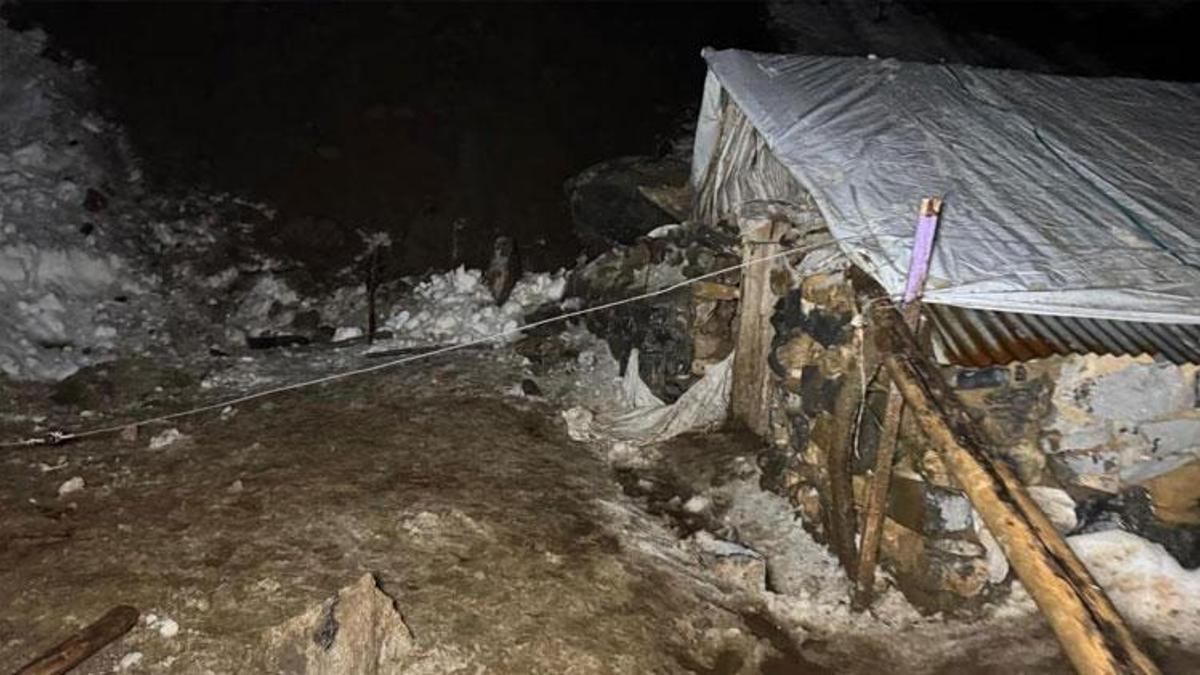 Beytüşşebap’ta dev kayalar köye düştü, 30 hayvan telef oldu