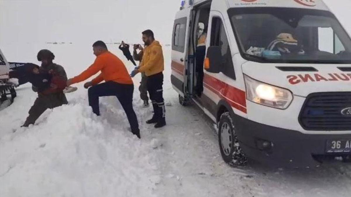 Kars'ta kar esareti: Çocuklar için Mehmetçik ve ekipler seferber oldu