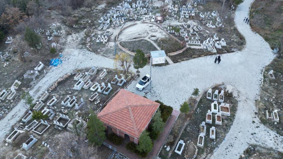Karaman'da bir mezarlıktan çıkıyor! Vatandaşlar şifa dağıttığına inanıyor