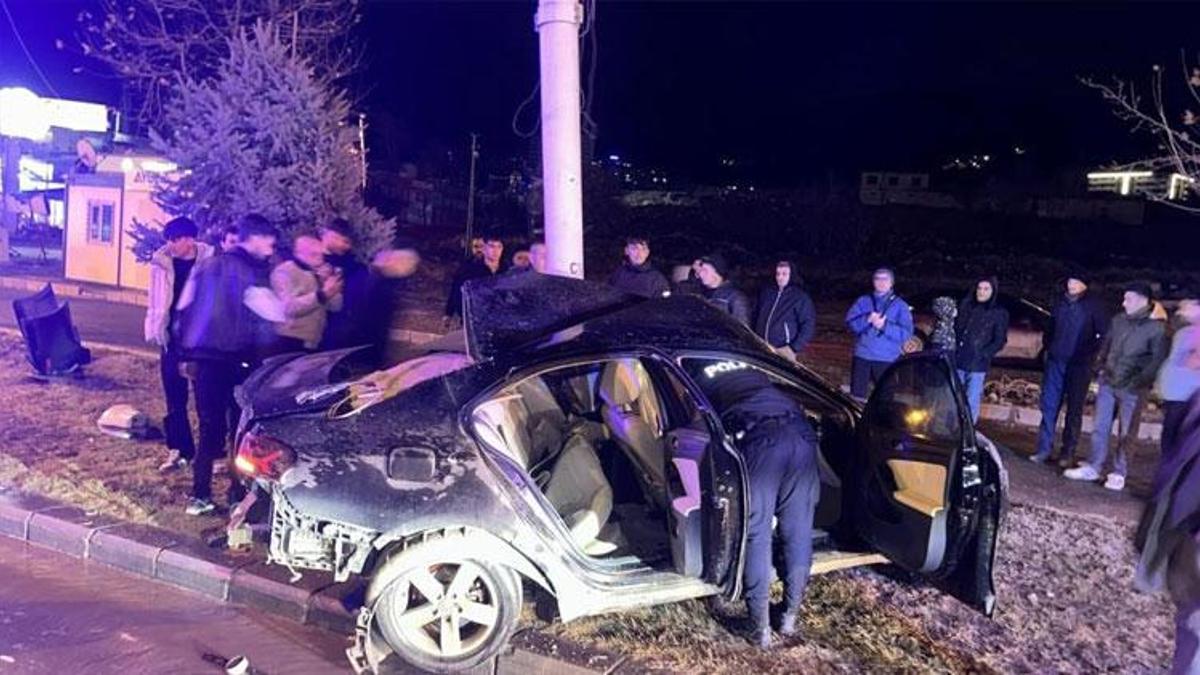 Malatya’da kontrolden çıkan araç, trambüs direğine çarptı
