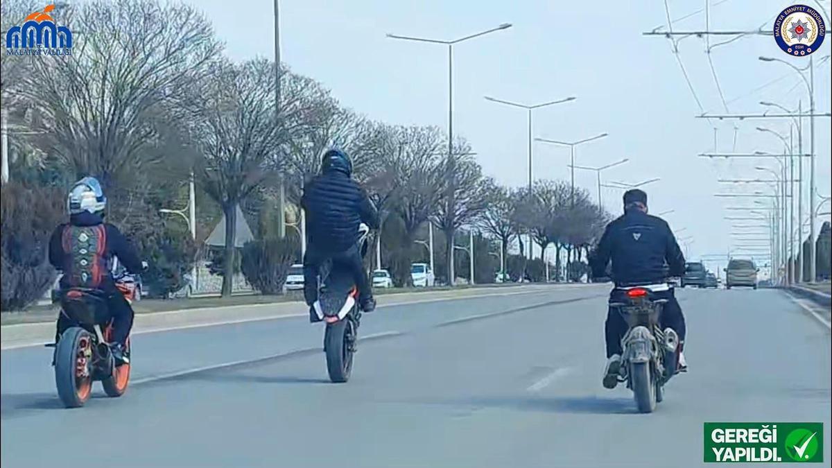 Trafikte akrobatik hareket yapan motosikletli gruba ceza