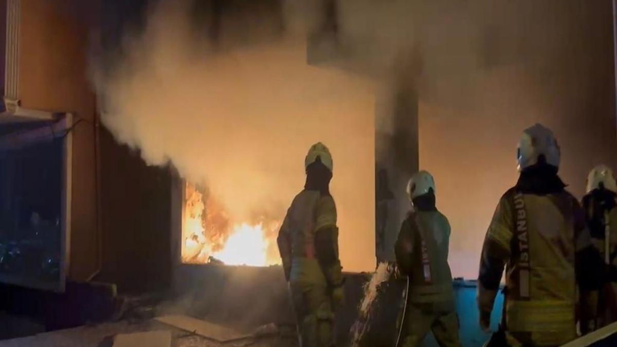 İstanbul'da söndürmesi 2 saat sürdü: Kağıthane'de metruk binada yangın!