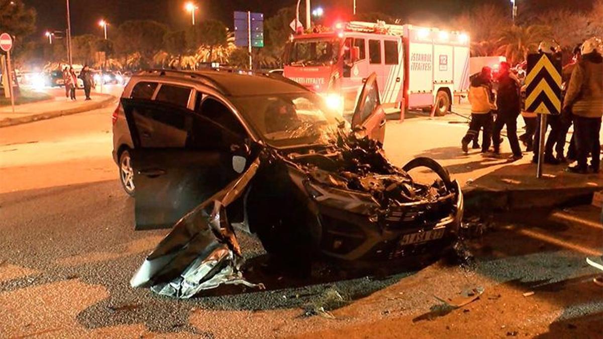 Maltepe'de iki otomobil kafa kafaya çarpıştı! Yaralılar var