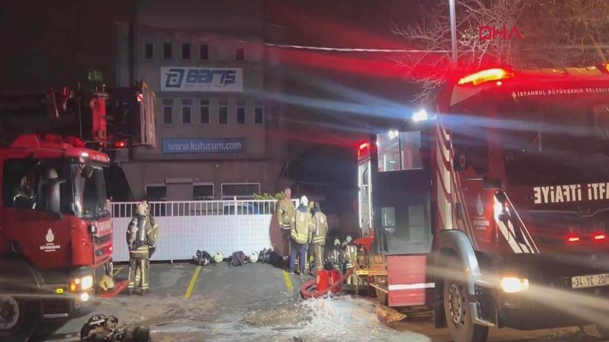 İstanbul Avcılar'da hareketli gece: Teksti deposu küle döndü!