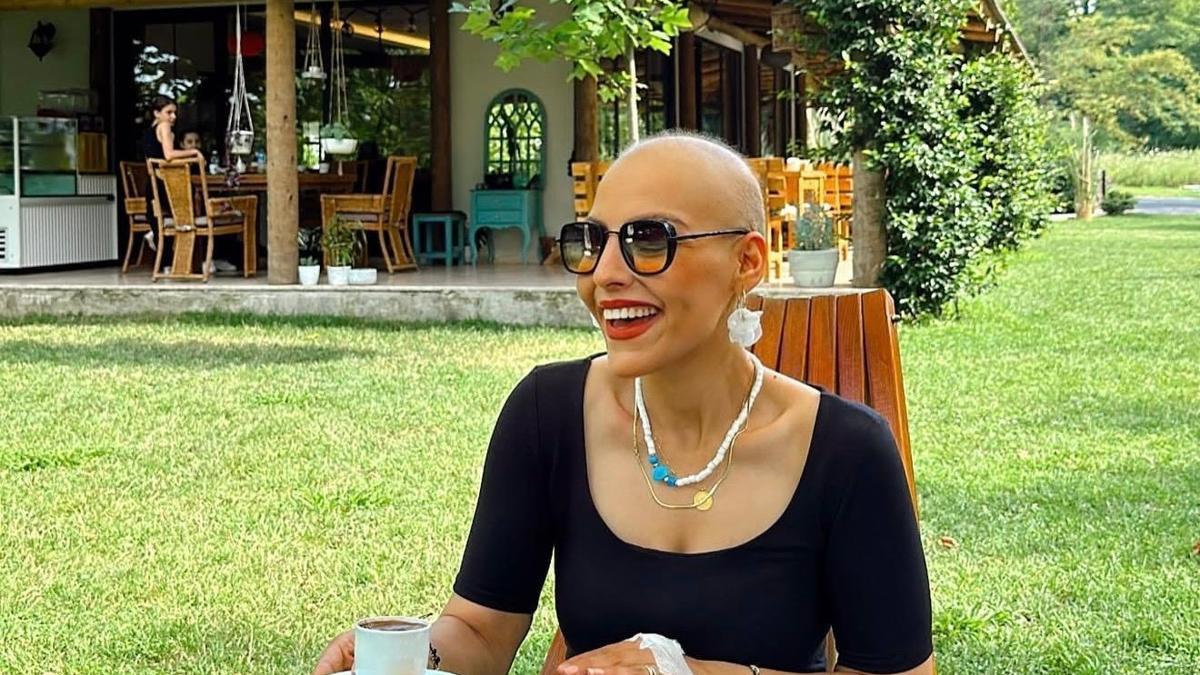 Saçını kazıtan eşinin desteği ile meme kanserini yendi