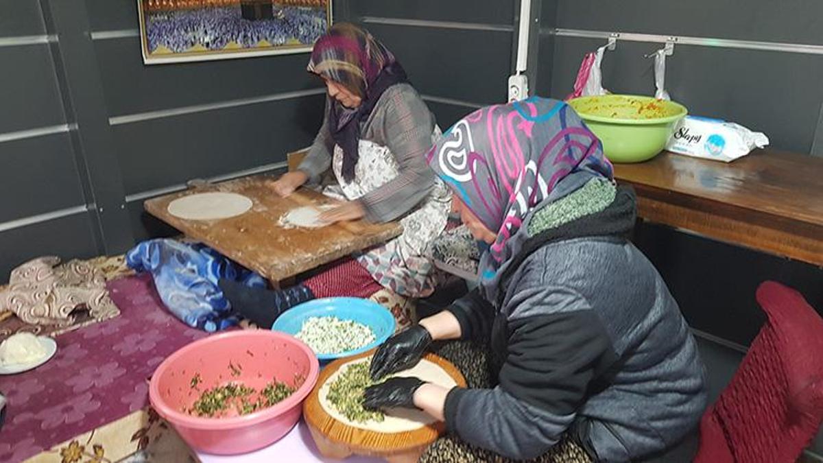 Depremde her şeylerini kaybettiler, 9 metrekarelik dükkanla hayata tutundular