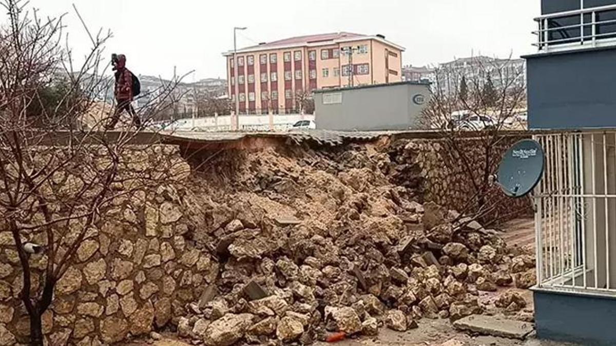 Adıyaman'da 7 katlı binanın önündeki istinat duvarı çöktü