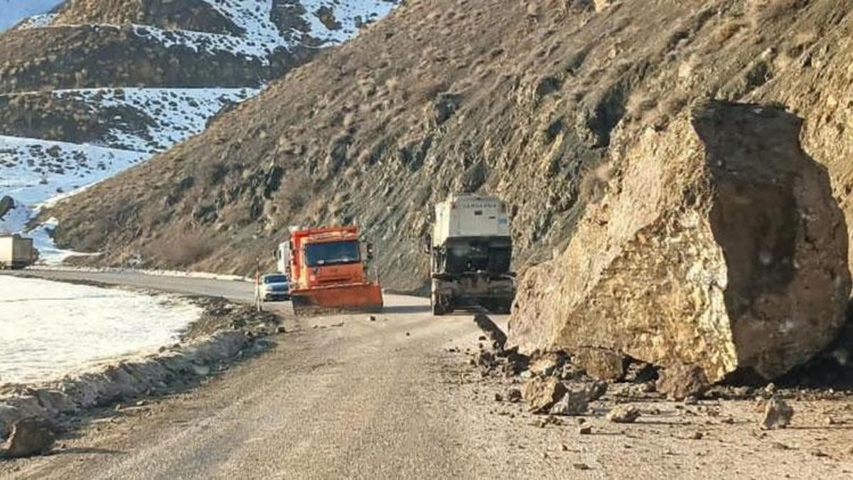 Yüksekova-Van karayolunda faciadan dönüldü: Dev kayalar yola düştü sürücüler felaketin eşiğinden döndü
