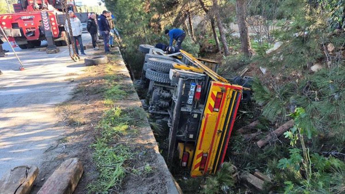 Otomobile çarpan vinç şarampole devrildi 1 kişi yaralandı