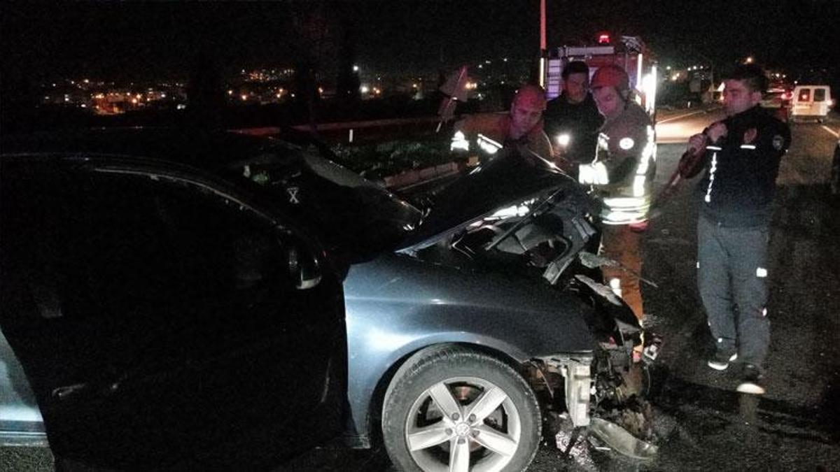 Kırkağaç'ta meydana gelen kazada ağır hasar alan otomobilden yara almadan çıktı