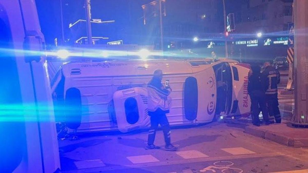 Mersin’de hasta taşıyan ambulansla otomobil çarpıştı: 4 yaralı