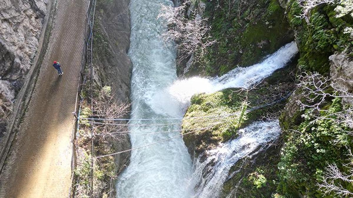 'Aşk acısını dindiren şelale' kar yağışının ardınd…