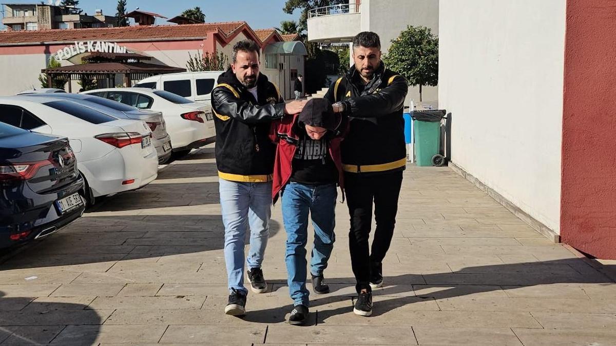 Eşini bıçaklayarak öldürüp, cesedinin başında ağlarken gözaltına alınan şüpheli tutuklandı