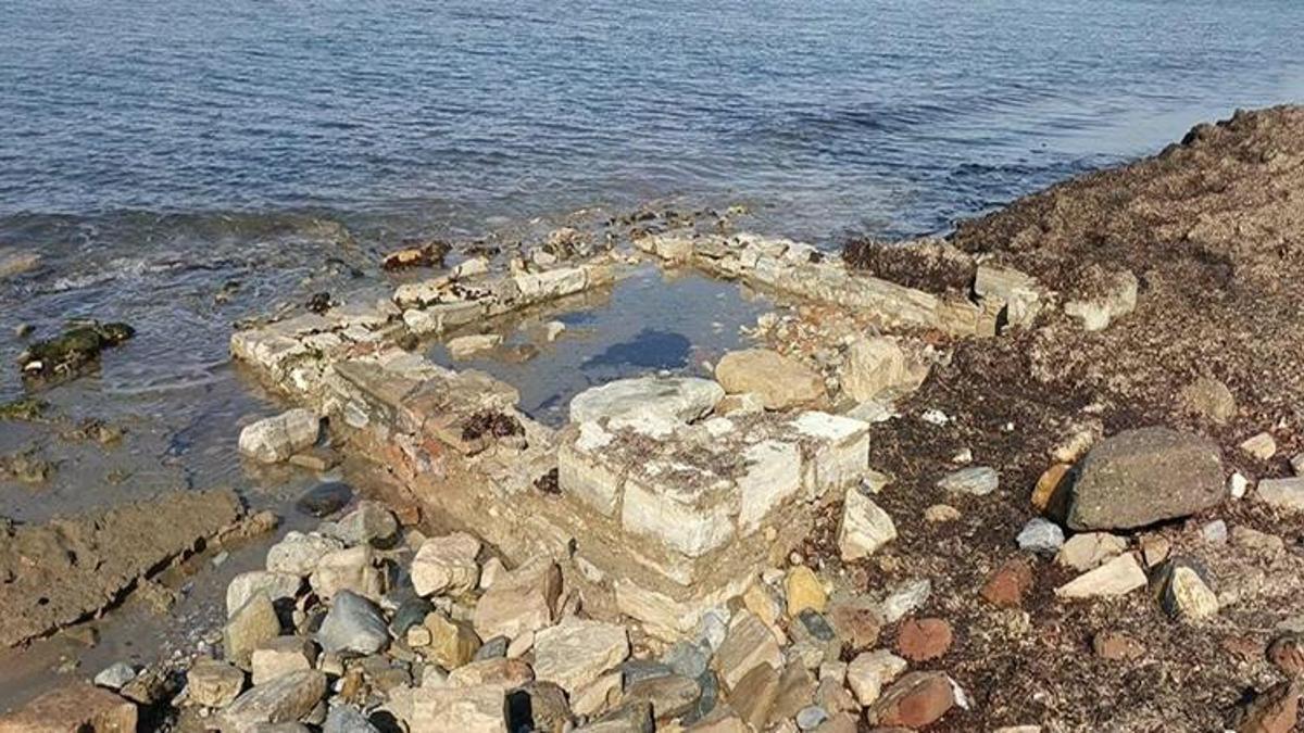 Kuşadası'nda deniz çekildi, ortaya çıkanlar herkesi şaşkına çevirdi