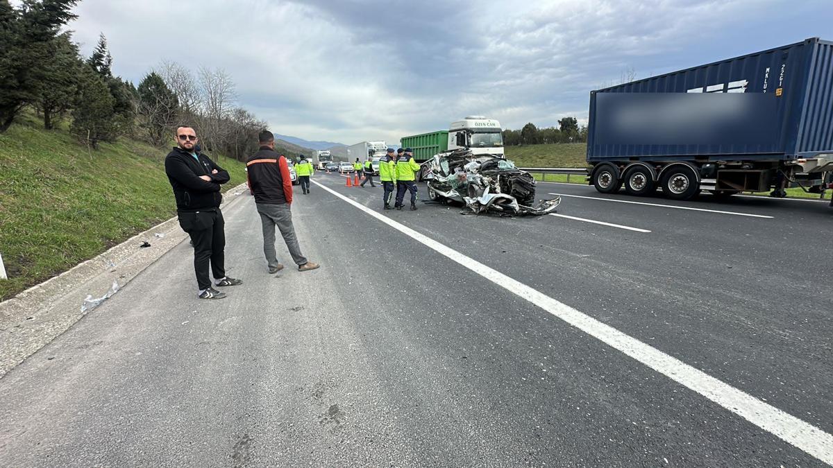 Otoyolda cip, TIR’a arkadan çarptı: 1 ölü 1 yaralı