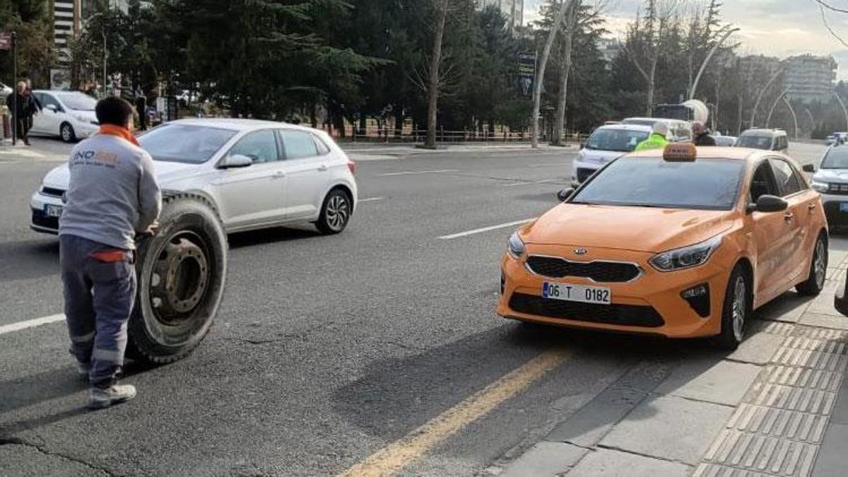 Ankara'da seyir halindeki beton mikserinden kopan tekerlek üç otomobile çarptı