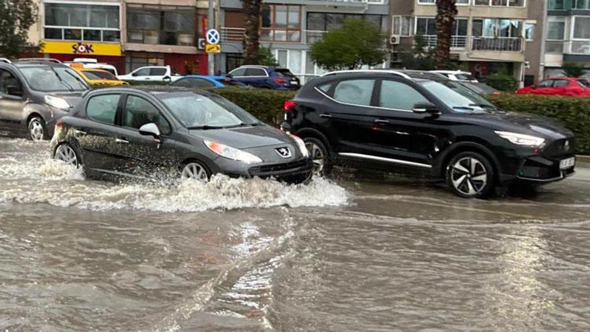 Sağanak yağış İzmir'de hayatı olumsuz etkiledi, caddeler göle döndü