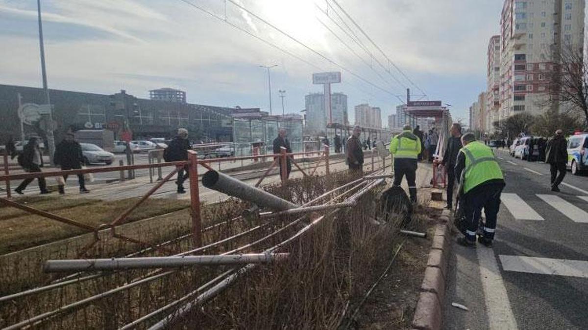 Kocasinan'da araç refüjde bekleyen yayaların arasına daldı