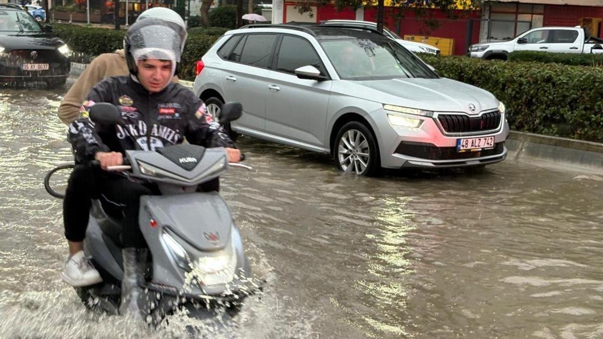 İzmir'de sağanak yağış hayatı olumsuz etkiledi! Caddeler göle döndü