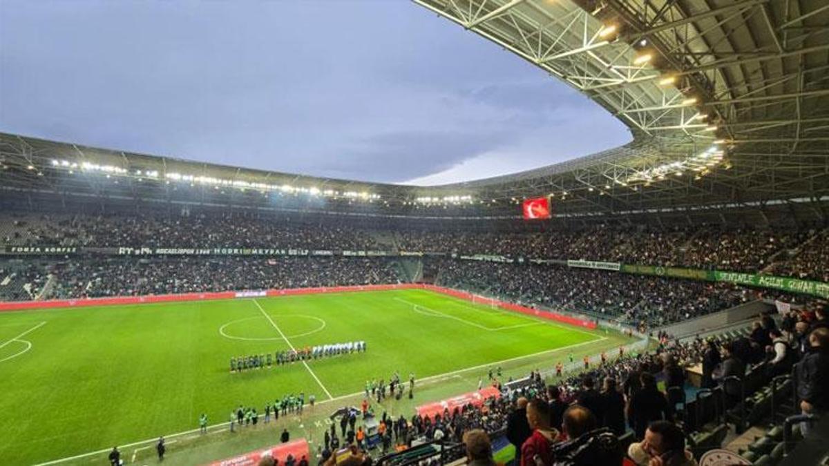 Kocaelispor-Beşiktaş maçında tribünden düşen genç taraftar hayatını kaybetti