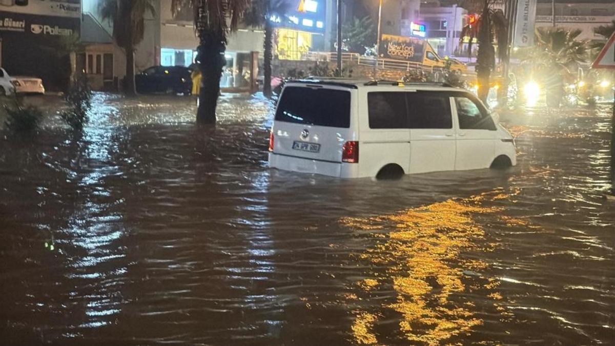 Bodrum yağmura teslim oldu! Yollar göle döndü, evleri su bastı