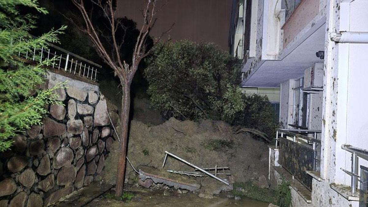 Turgutlu'da sağanak nedeniyle istinat duvarı yıkıldı