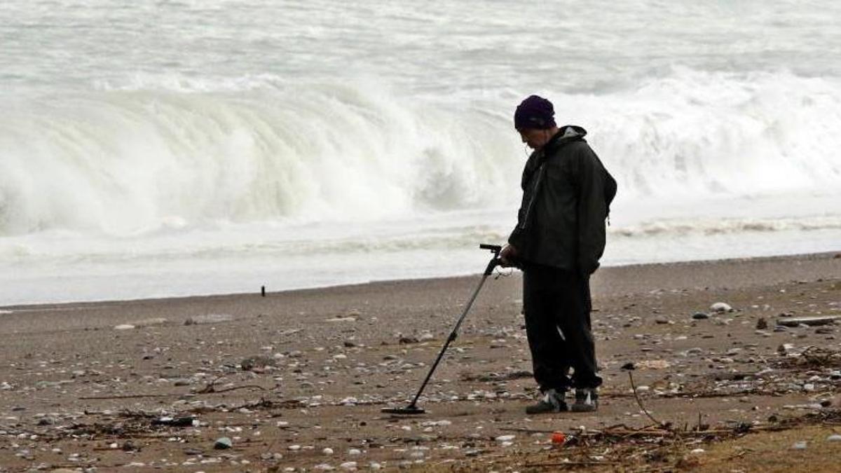 Dev dalgalar 4 metreyi buldu! Kimi fotoğraf çekti, kimi altın aradı