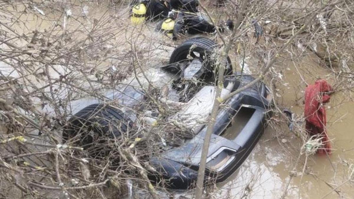 Menderes’te otomobil dereye uçtu: 2 kız kardeş hayatını kaybetti