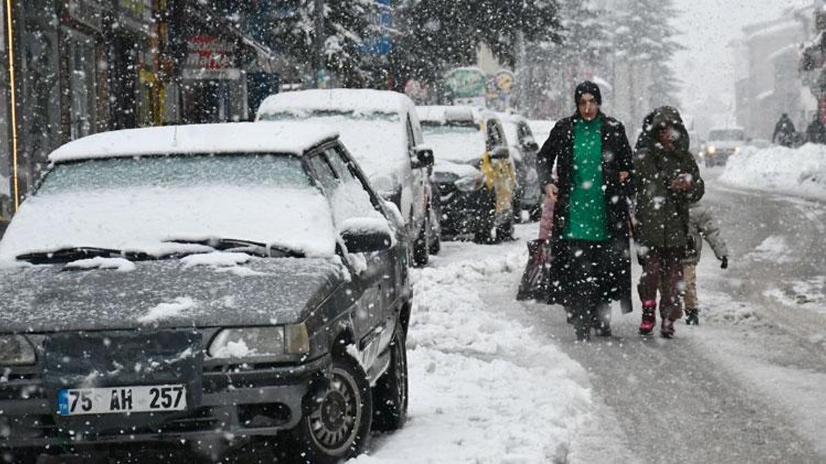Lapa lapa kar yağışı ve sağanaklar kuvvetli geliyor! Meteoroloji İstanbul dahil birçok il için uyardı