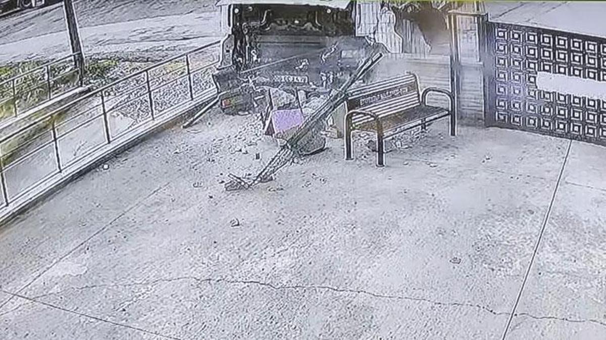 Ankara Etimesgut’ta freni boşalan tır duvara çarptı