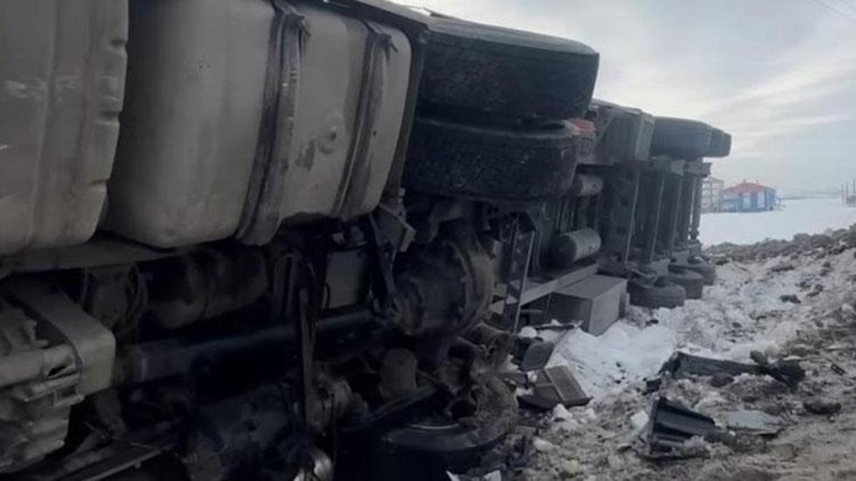 Erciş'te tır şarampole yuvarlandı 1 kişi yaralandı